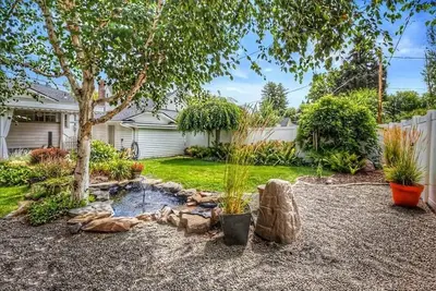 Image de Centrally located, family and furry friendly fun!