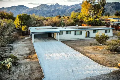 Image de Private Mountain Views 3bed-2bath 5 min from City. . . Desert Oasis.