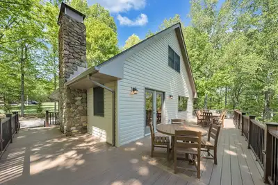 Image de Sunrise Retreat - Sleeps 12, Lakefront Home with Hot Tub