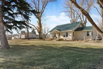 Image de Fully Renovated Historic 1920's Bungalow on 1-acre/Pet Friendly!