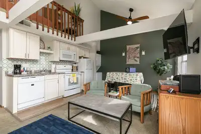 Image de 2br Cozy Condo ~ Centrally Located ~ Free Tickets Included! (Fc1-6)