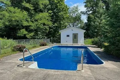 Image de Entire home with private pool and parking near Oneonta.