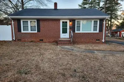 Image de Beautiful Brick Home in Walking Distance to Lake Beach Area