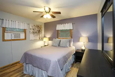 Image de Beautiful 2bdrm Cabin°Hot Tub°Balcony°Parking°