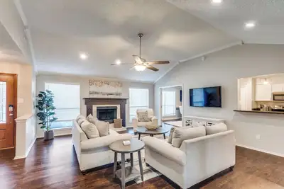 Image de Pet-friendly Sfh across the street from park & playground