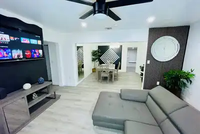 Image de Spacious Retreat in Buena Vista-Design District.