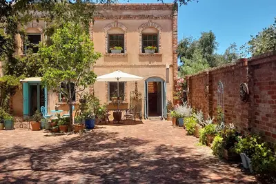 Image de Mediterranean villa, next to marine precinct and 5 minute walk to Fremantle.