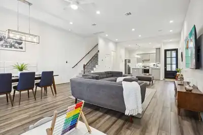 Image de Midterm Ready, Large 2King Bd Home Near Hou Med Ctr, Nrg Stadium & Hou Downtown