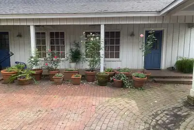 Image de Spacious Carriage House with garden patio