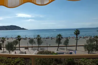 Image de Appartement en Front de Mer à Santa Margarita, Roses - 2 Chambres, Terrasse, Piscine et Accès Plage