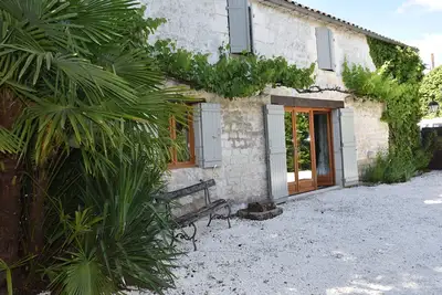 Image de Beautifully converted barn, 3 bedroom, 5 min River Charente, 40 min from beaches