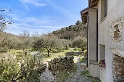 Image de Maison de vacances 'Del Fiume' avec vue sur les montagnes et jardin privé.
