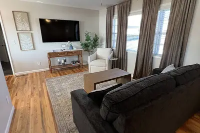 Image de Relaxing family-friendly home. Well-stocked kitchen and big grass backyard!