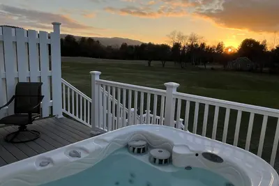 Image de Hot Tub At Sunset View Farm (2 adults and 3 kids)