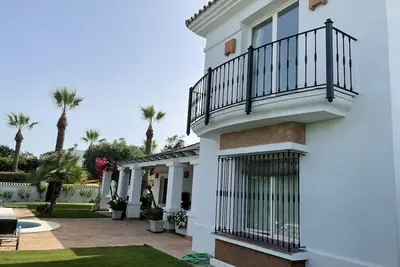 5star A/C villa, 5 min beach & marina w bars refurb. pool & garden.