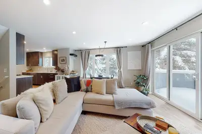 Image de 3-story townhome with fireplace, balcony, & W/D - near ski lifts & golf course