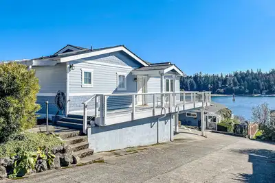 Image de Centrally located waterfront home with ocean view, home office, grill, fireplace