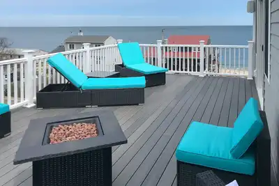 Image de Comfortable home with rooftop deck, beach & water views, W/D, & central Ac