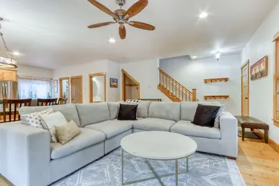 Image de Spacious townhome with fireplace, covered porch, grill, & washer/dryer