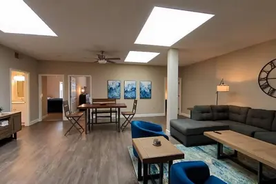 Image de Suites on Mass - 911 Massachusetts suite C2