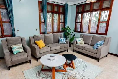 Image de Family-sized, 6-bedroom town house: King bed, Free Wi-Fi & Parking
