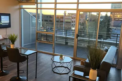 Image de Beautiful Apt Downtown Detroit with View