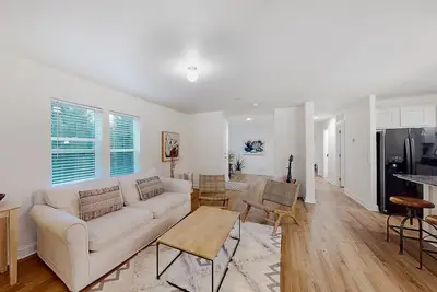 Image de Newly built home on 9 acres with deck & aviary - close to town & great wineries