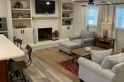 Image de Newly Renovated, Cozy 3 Bedroom Home - 5 minutes from Enid Lake