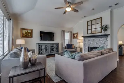 Image de Pet-friendly modern Sfh in peaceful neighborhood