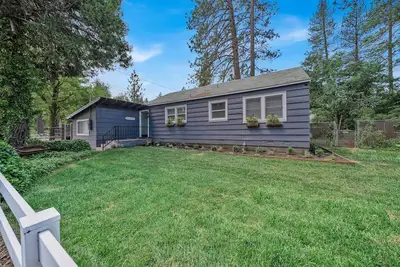 Image de Burney Falls Bungalow - Comfy Atmosphere - Great Location!