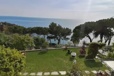 Image de Grand Studio pour 4: face à la mer et avec pavillon privé, jardin, piscine