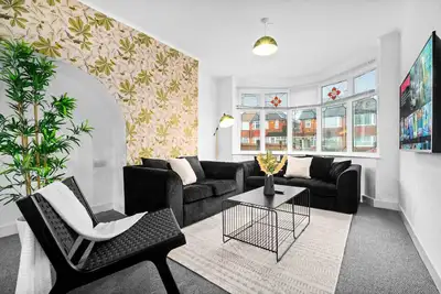 Three Bed House - Parking - Garden - Great Barr