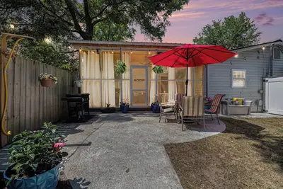 Image de Pet Friendly & Convenient 2 Bedroom with private fenced in yard and Hottub