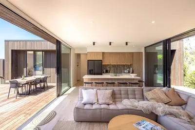 Image de Wavesong Whakaaio Onetangi | Be My Guest