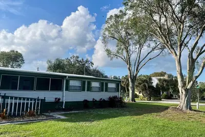 Image de Find serenity at this family-sized Lake Okeechobee home.