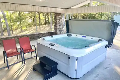 Image de Beaver Lake Front! Hot-Tub! Private Gated Oasis!