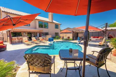 Image de Luxury Family Vacation Home Rental Glendale, Az, Arizona Retreat • Resort-style Outdoor Living with. . .