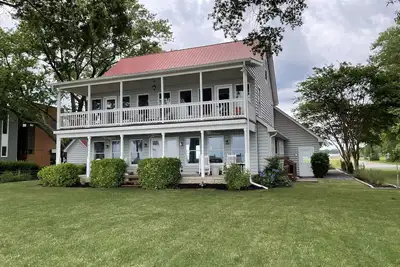 Image de Unbeatable water views in this spacious Potomac River home