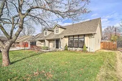 Image de Immaculate 'Woodland View' Retreat w/ Hot Tub