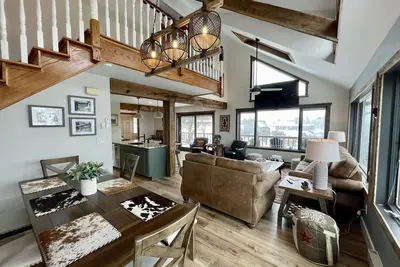 Image de Luxury 3 bed/2 bath river front house, 10 minutes from Yellowstone Park