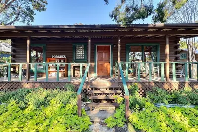 Image de Porches *Cozy Log Cabin* \neasy walk to Lake Travis