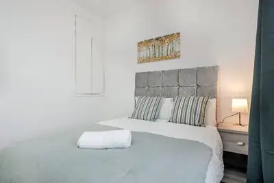 Image de Stunning Top 2 Bed Flat Tilbury Central Location