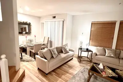 Image de Clean townhouse in the heart of Irvine.