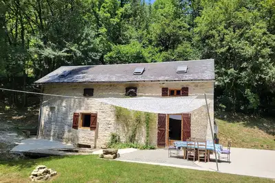 Image de Ancien moulin au milieu de la nature calme absolu