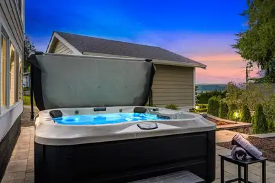 Image de The Landing - Waterviews, Beach Access, & Hot Tub