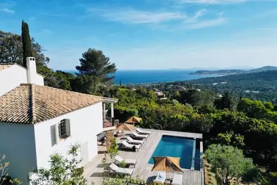 Image de Magnifique vue mer et collines pour cette maison de charme à la déco soignée!
