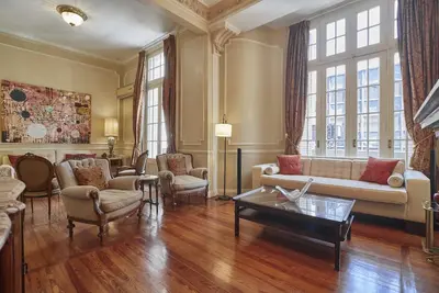 Image de Baroque Reverie | Classic 2-Br Apt | Welcome2BA