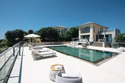 Image de Sea front luxury villa on the edge of the hillside