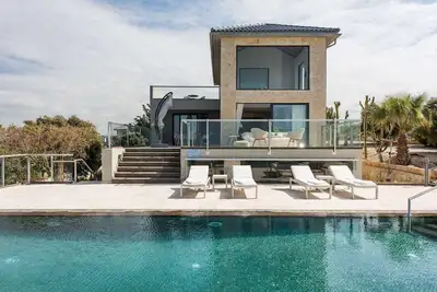 Image de Luxury villa with peninsula & mountain view