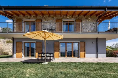 Appartement \"Bocca Nevese Abete\" avec vue sur le lac, terrasse privée et Wi-Fi.